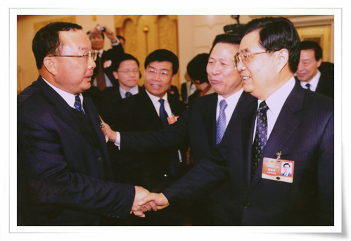 在十一屆全國人大會議上，時任中共中央總書記胡錦濤親切接見集團創始人劉慶年